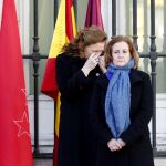 La presidenta de la Asociación 11M Víctimas del Terrorismo, Pilar Manjon, llora durante el acto homenaje en la Puerta del Sol