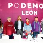Pablo Fernánde y Ana Marcello junto a Xosepe Vega (CCOO) y Enrique Reguero (UGT), entre otros
