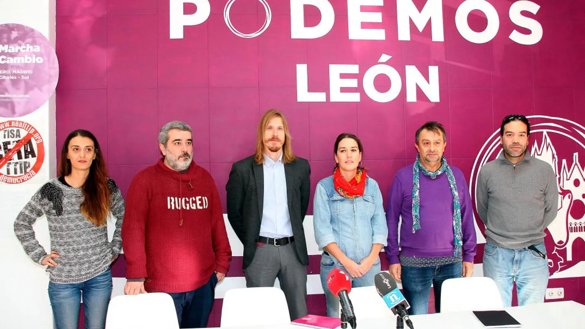 Pablo Fernánde y Ana Marcello junto a Xosepe Vega (CCOO) y Enrique Reguero (UGT), entre otros