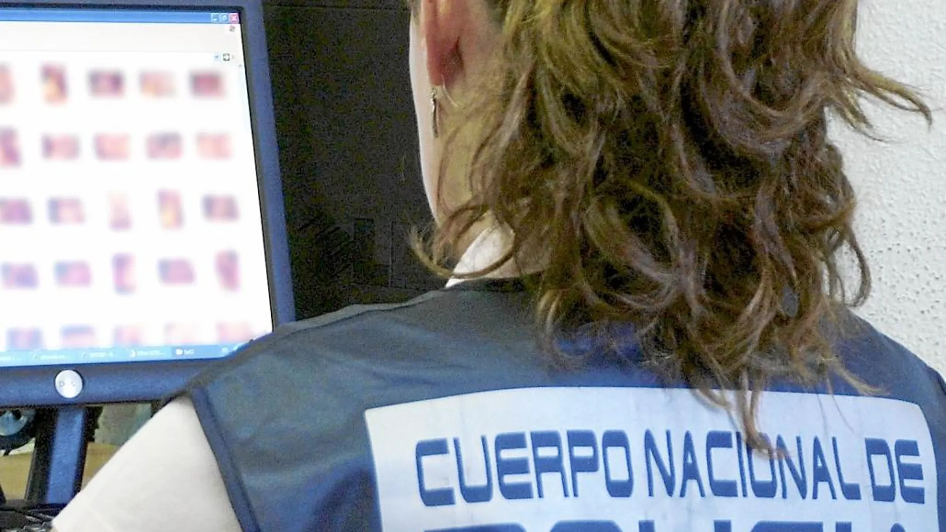 Una agente rastrea imágenes de menores a través de las redes