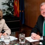 El alcalde de León, Antonio Silván, se reúne, en Madrid, con la ministra de Sanidad, María Luisa Carcedo