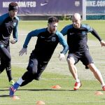 Neymar, Messi y Mascherano, en el entrenamiento de ayer, el último antes del enfrentarse al PSG