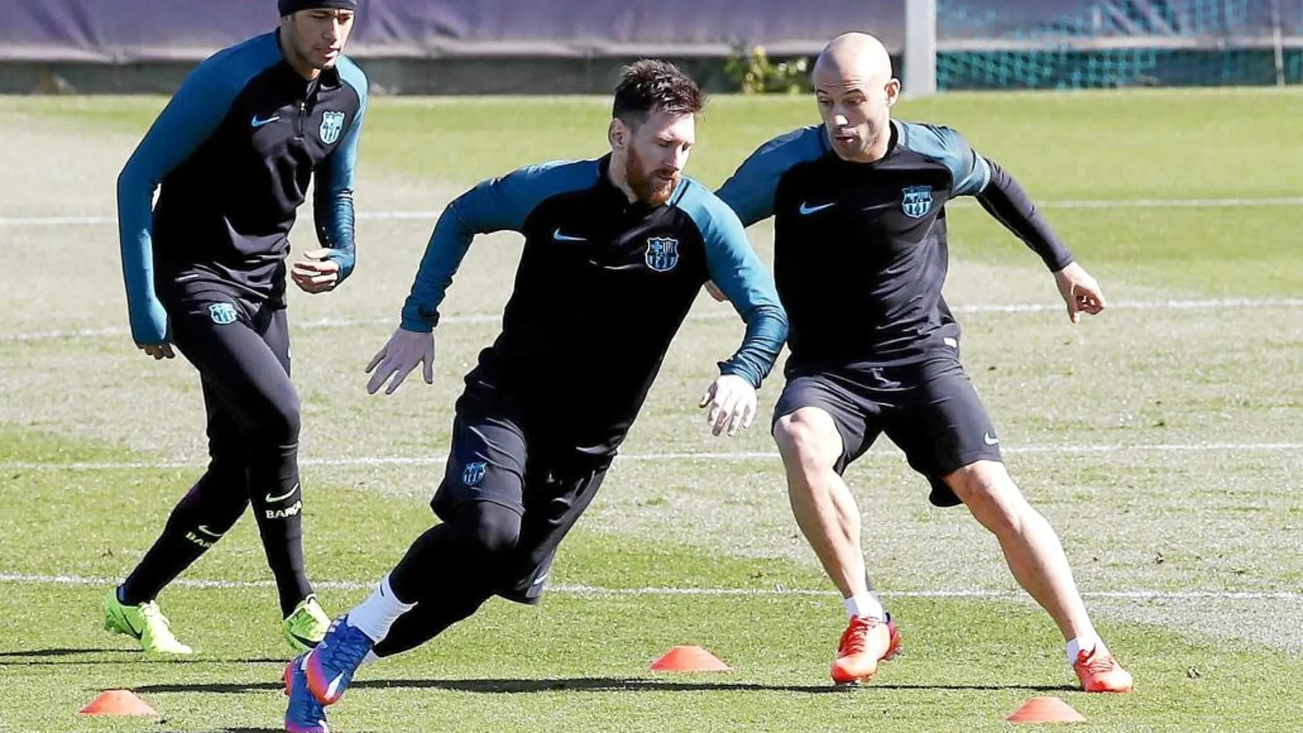 Neymar, Messi y Mascherano, en el entrenamiento de ayer, el último antes del enfrentarse al PSG