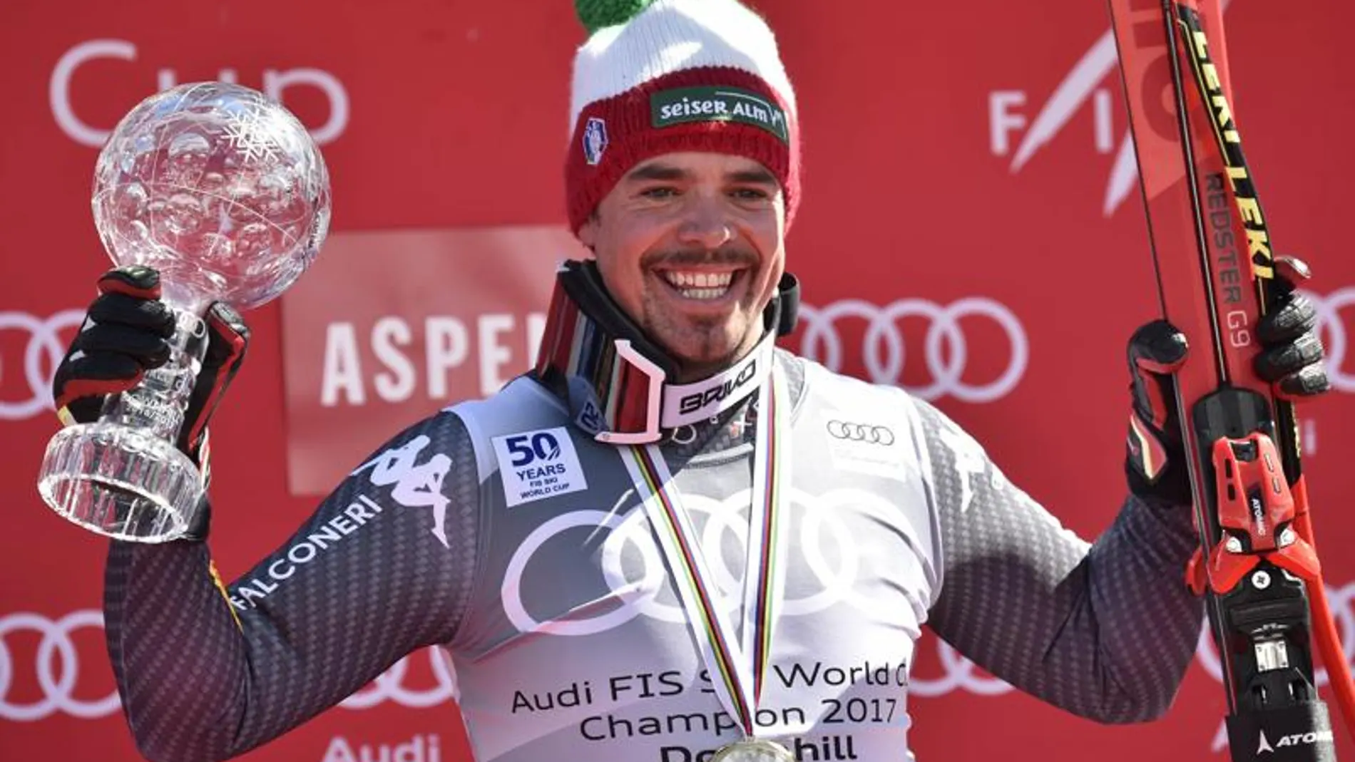 El italiano Peter Fill muestra sus trofeos tras proclamarse campeón del mundo en la modalidad de descenso