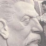 El artista con la efigie de Stalin