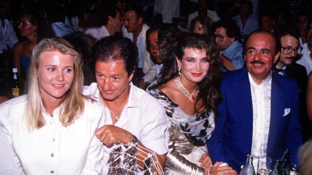 Khashoggi y su esposa Lamia durante una de las muchas fiestas que celebraban en Marbella junto a Philipe y Nina Junot