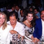 Khashoggi y su esposa Lamia durante una de las muchas fiestas que celebraban en Marbella junto a Philipe y Nina Junot
