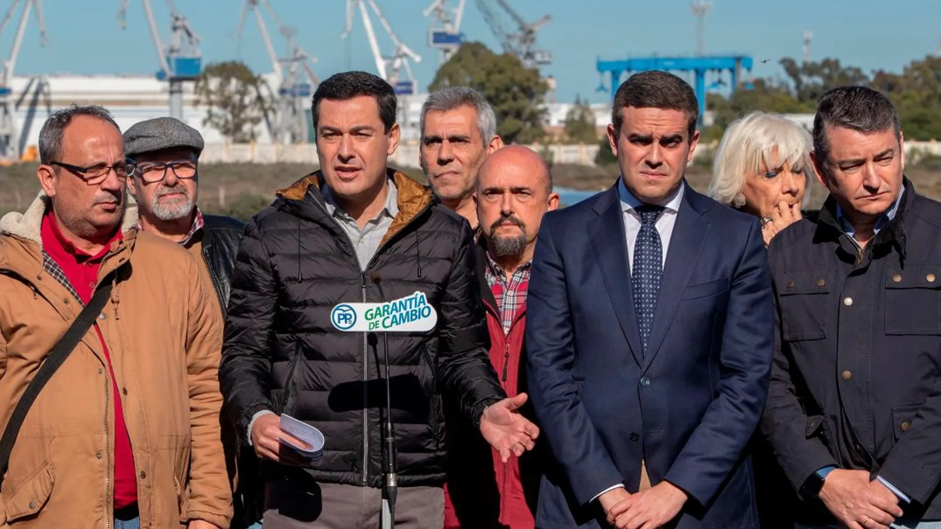 El presidente del PP-A, Juanma Moreno, ayer durante su visita al astillero de Navantia en San Fernando (Cádiz) / Foto: Efe