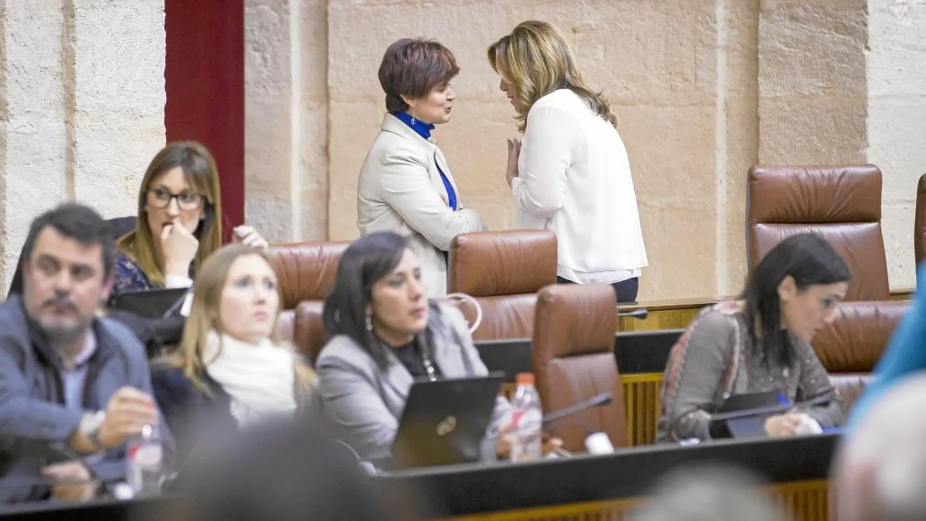 La presidenta de la Junta, Susana Díaz, da explicaciones a la diputada de Podemos Esperanza Gómez durante el Pleno