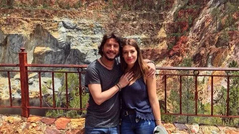 El cantante Manuel Carrasco y su pareja, la periodista Almudena Navalón