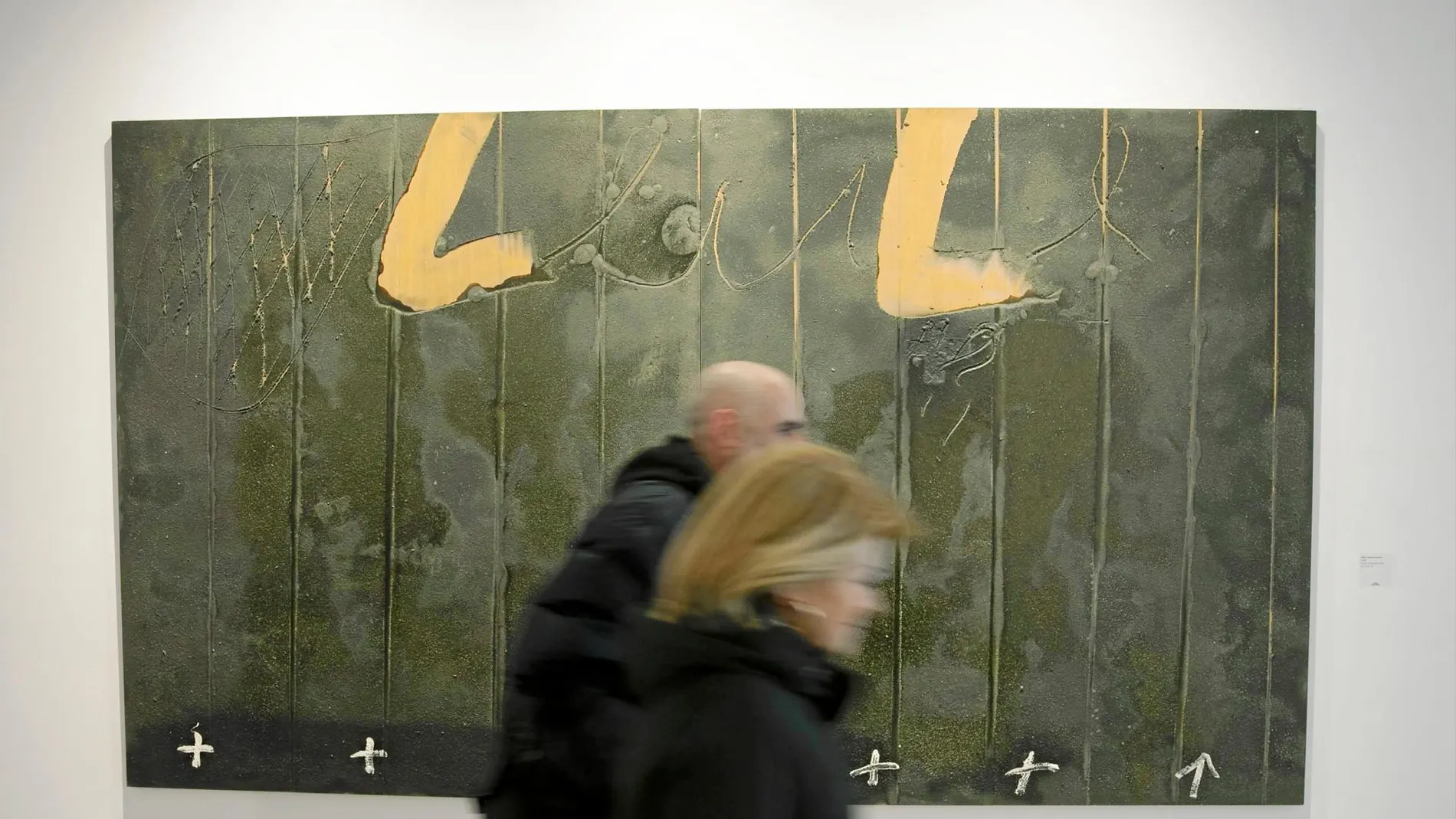 La exposición comisariada por Arnau Puig con obras de Antoni Tàpies supone también el pistoletazo de salida a las actividades que a lo largo de 2019 servirán para conmemorar el treinta aniversario de la Galería Mayoral de Barcelona