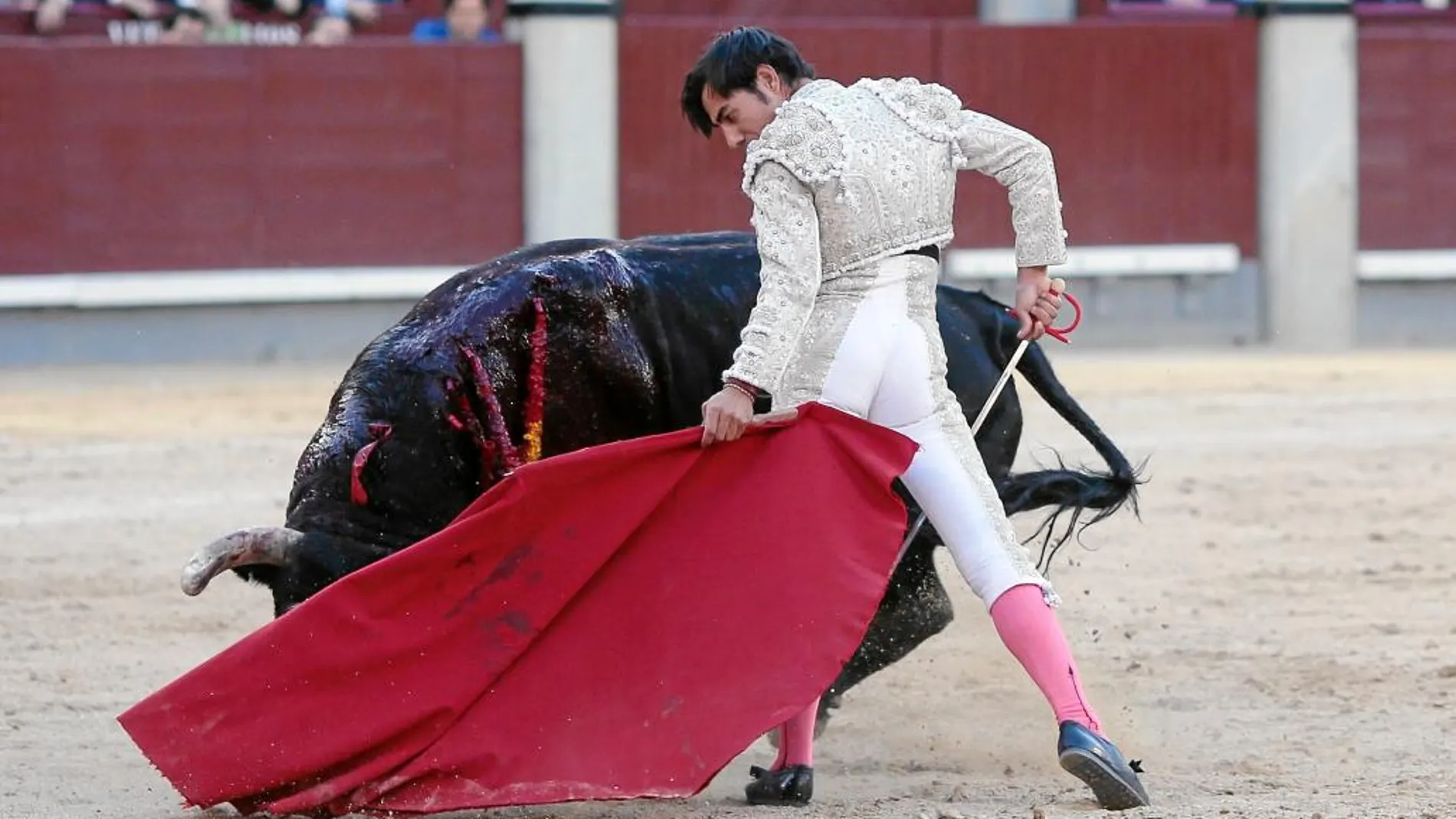Gómez Del Pilar toreando con la muleta, al tercero de la tarde, al que cortó una oreja, ayer, en Las Ventas