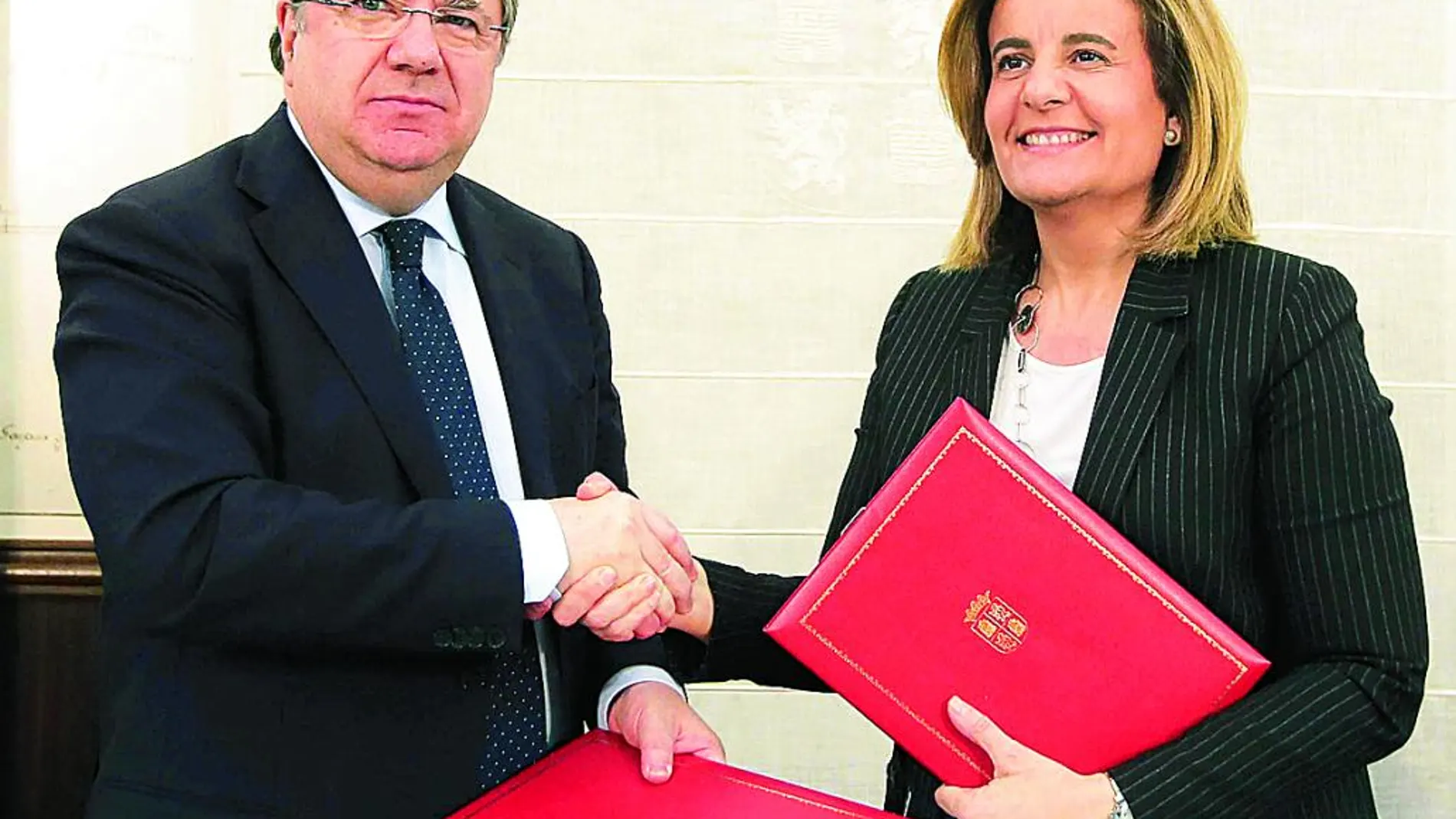 Juan Vicente Herrera y la ministra Fátima Báñez suscriben el convenio de colaboración.