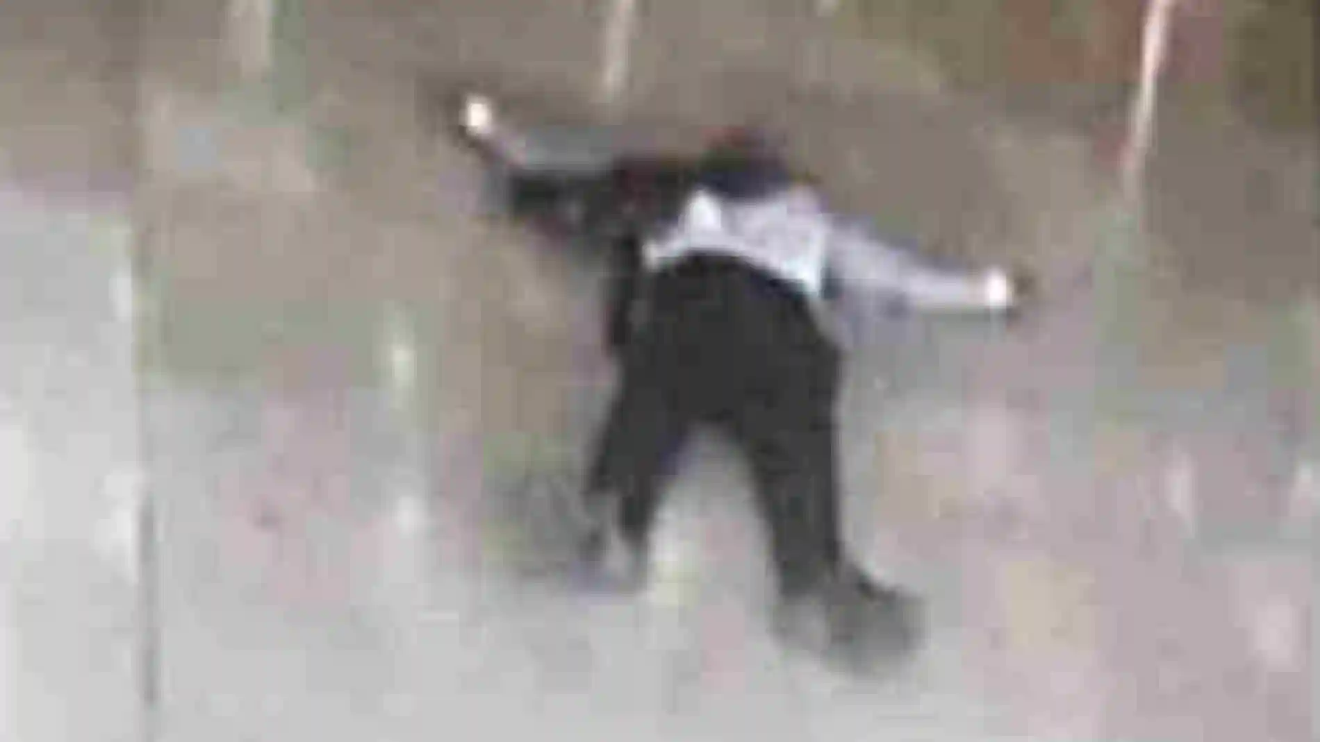 El presunto agresor yace tumbado en el suelo dentro de la terminal sur del aeropuerto de Orly.