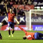 El jugador de Osasuna Tano (d) se lesiona ante Isco (i), del Real Madrid, durante el partido