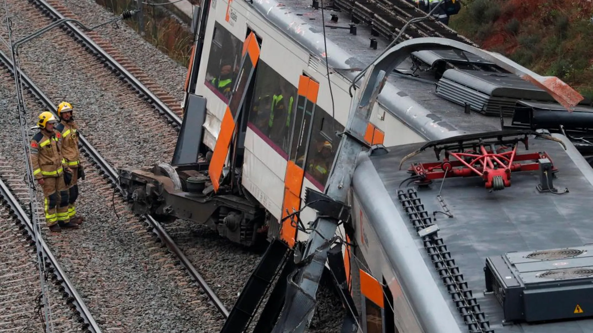 Trabajadores de emergencias trabajan en el lugar en el que ha descarrilado el tren entre Terrassa y Manresa