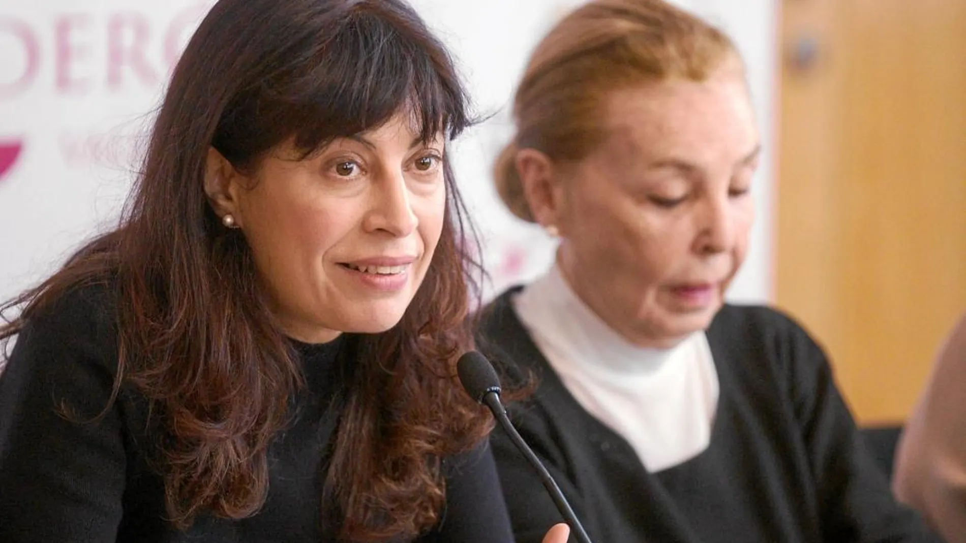 Ana Redondo en la presentación de la obra junto a la veterana actriz María José Alfonso