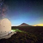 Imagen cedida por Mario Krenn, investigador del Instituto de Óptica e Información Cuántica (IQOQI) de Viena, de una de las transmisiones de datos por láser realizadas desde la cumbre de La Palma hasta la de Tenerife, en la que se observa el haz de luz atravesando el cielo nocturno sobre la Caldera de Taburiente, con el Teide al fondo.