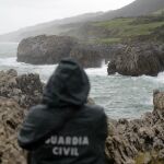 Efectivos de emergencias buscan a un hombre, de 73 años, desaparecido mientras pescaba en una zona de rocas en Castro Urdiales (Cantabria)