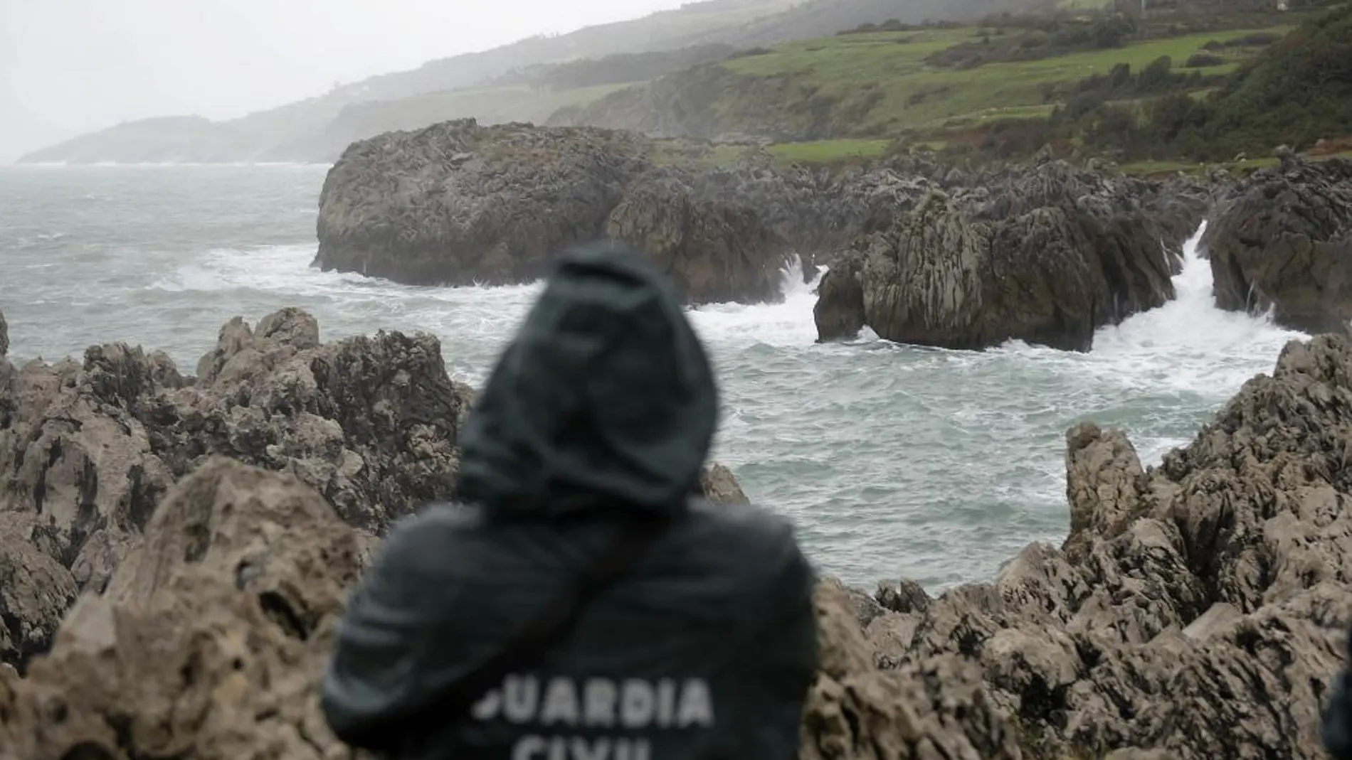 Efectivos de emergencias buscan a un hombre, de 73 años, desaparecido mientras pescaba en una zona de rocas en Castro Urdiales (Cantabria)