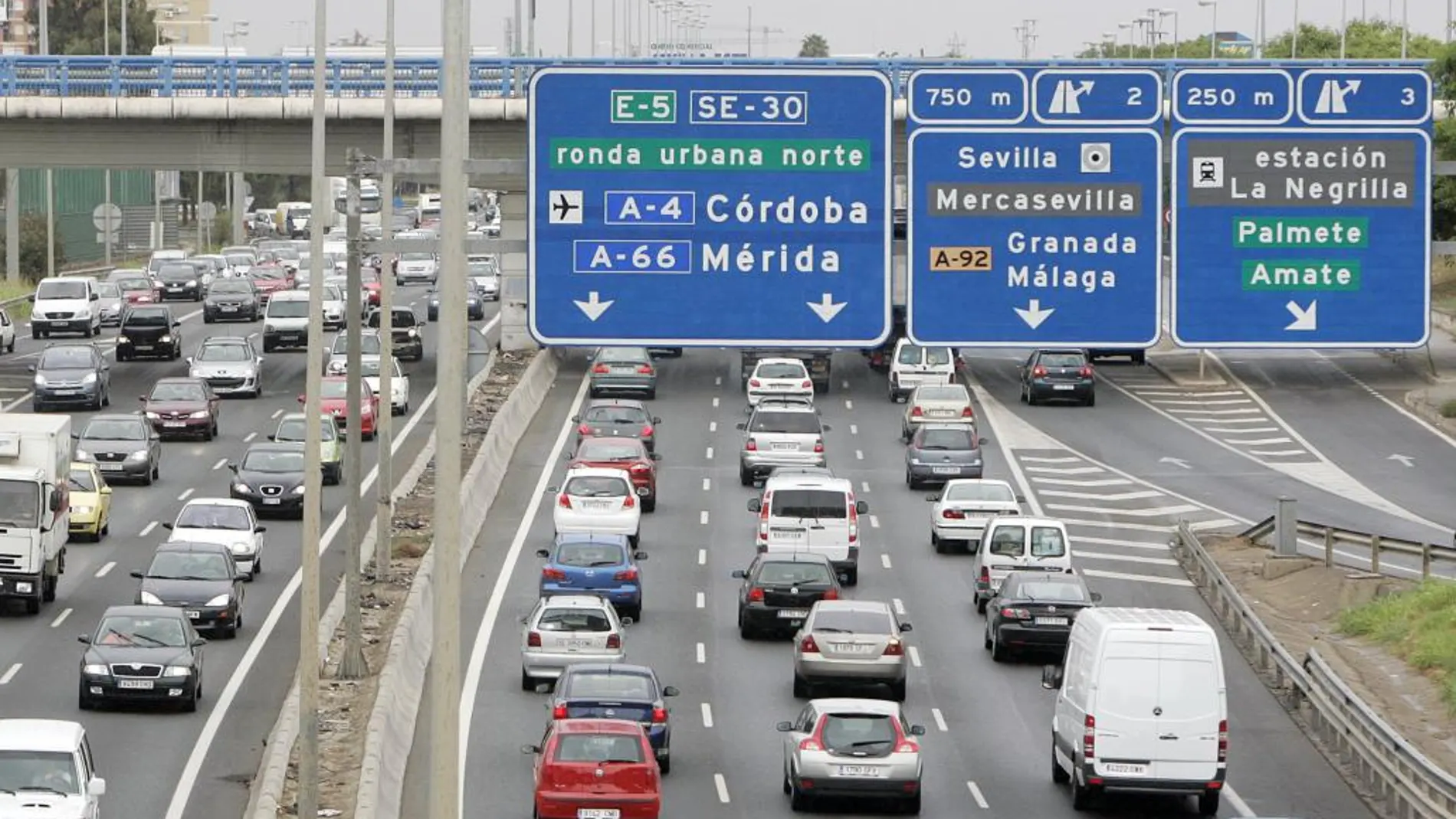 Los automovilistas de Córdoba pasan 16,8 días al año en atascos y los de Granada, 42 días, según Socialdrive