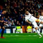 Karim Benzema golpea el balón ante el defensa brasileño del Valencia, Gabriel Paulista/Foto: Efe