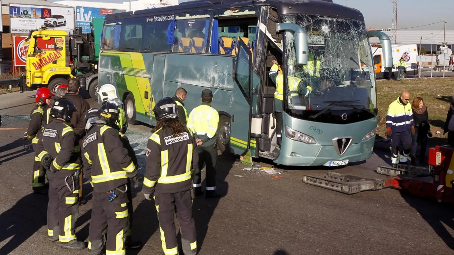Imagen del estado del autobús siniestrado, en el que 17 menores resultaron heridos