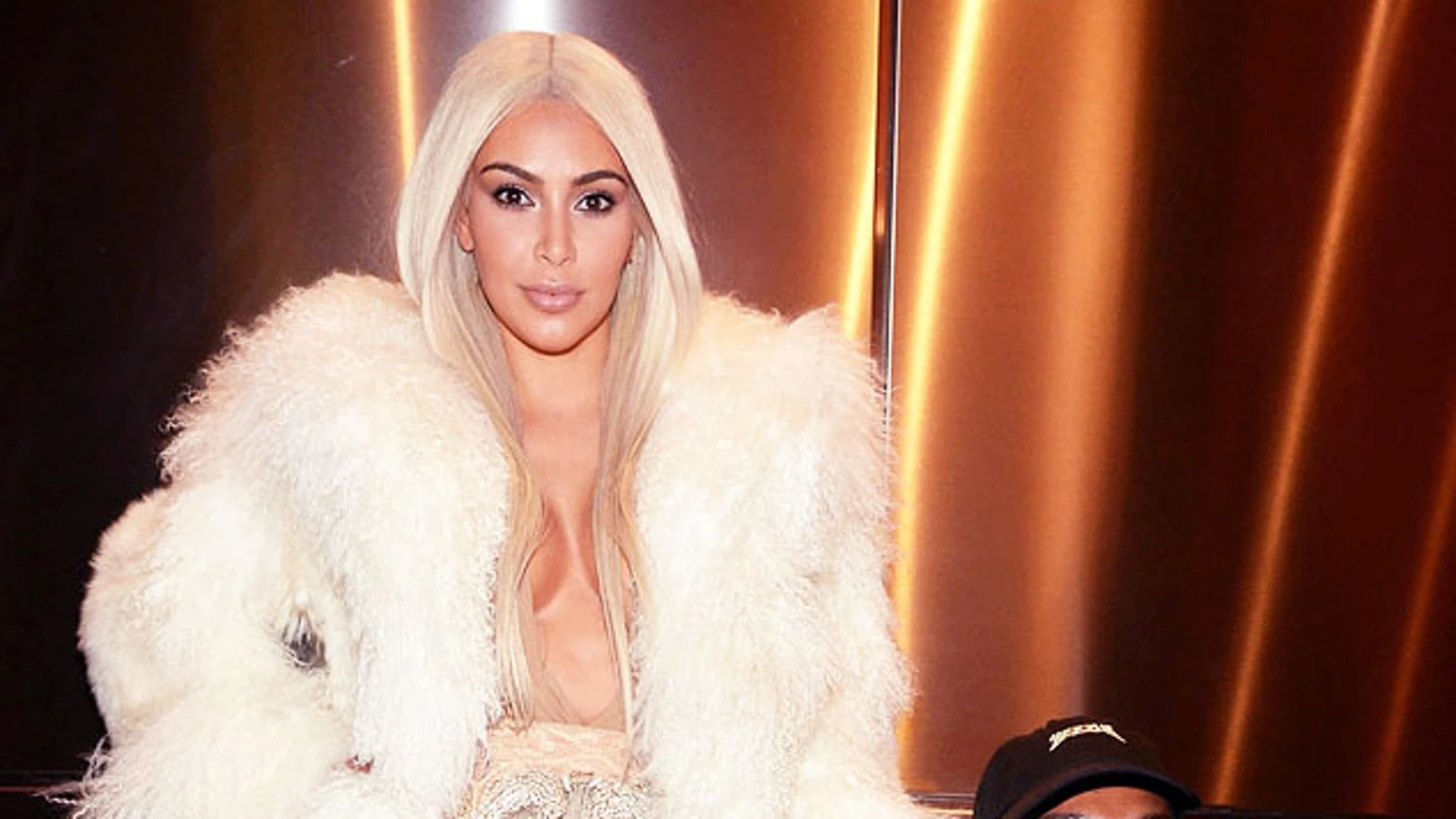 Kim Kardashian reaparece tras su maternidad con nuevo look rubio platino
