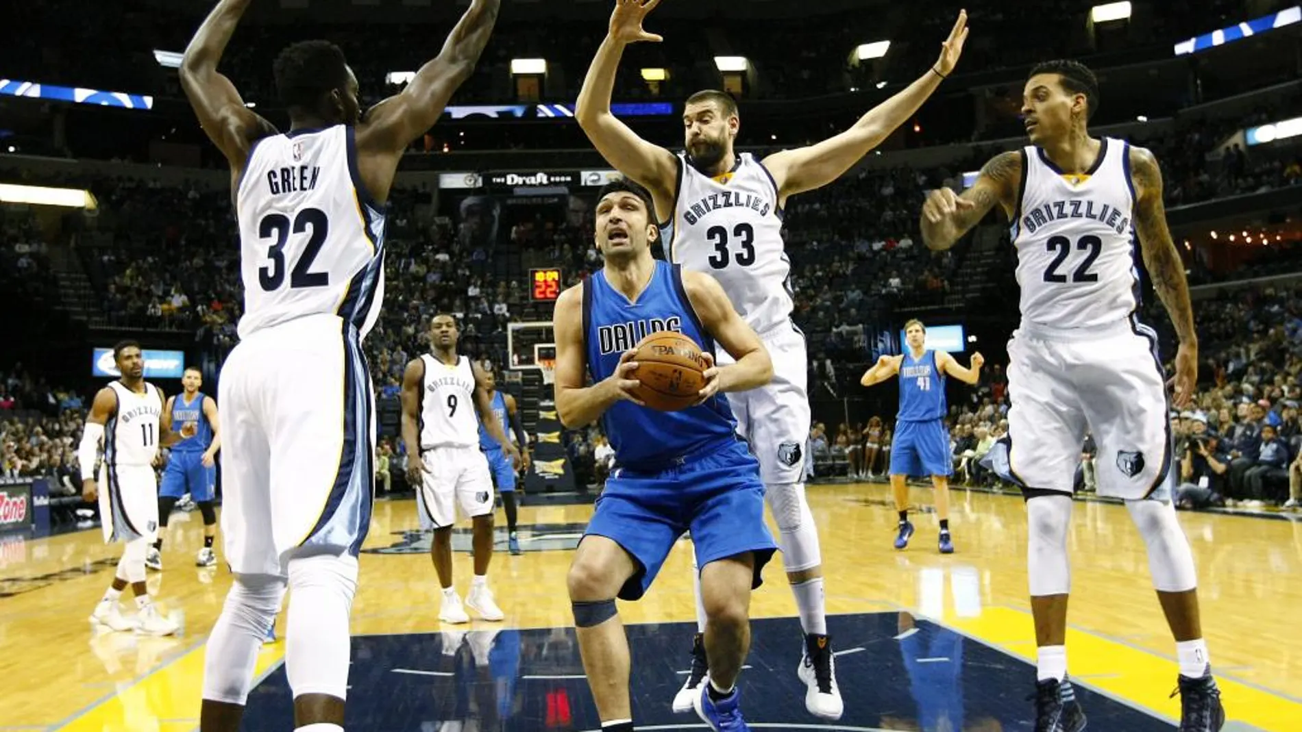 Jeff Green (i), Marc Gasol (2d) y Matt Barnes (d) de Grizzlies ante Zaza Pachulia (2i) de Mavericks.