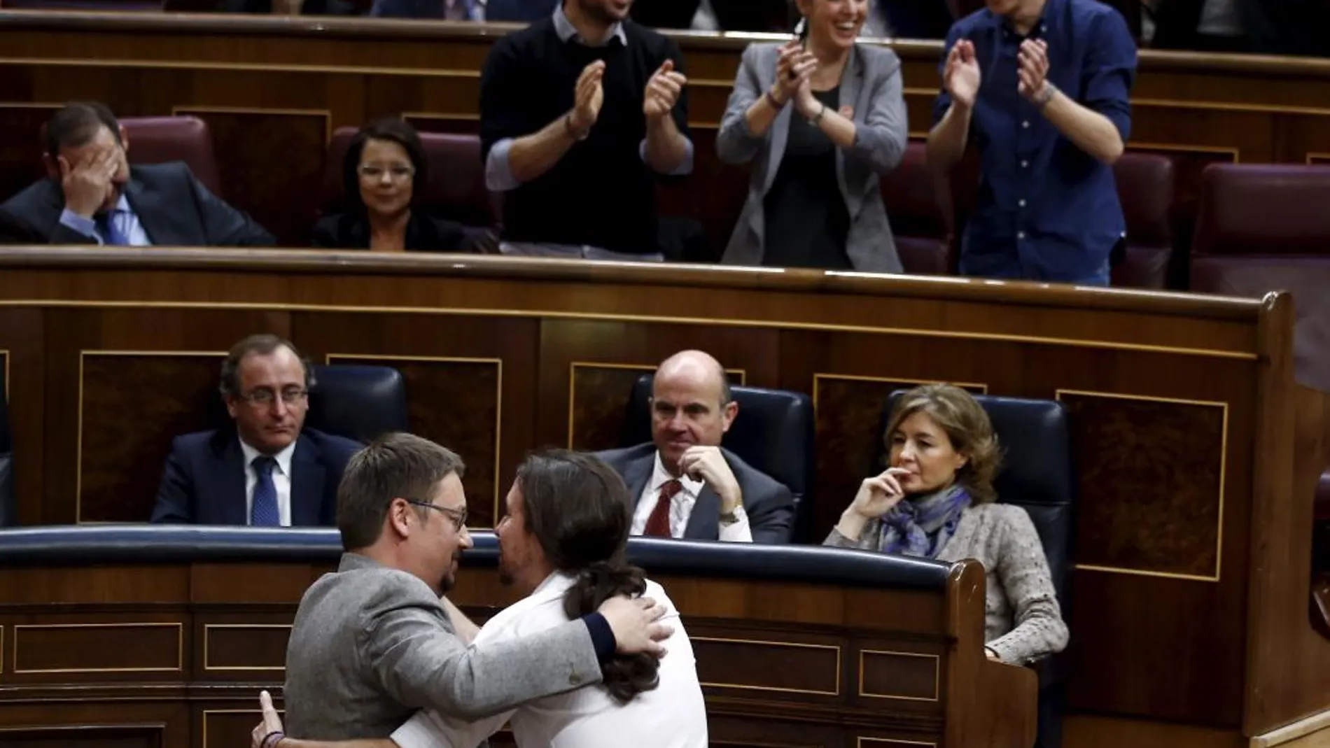 Pablo Iglesias abraza a Xavier Domenech