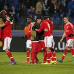Los jugadores del Benfica celebran la victoria conseguida ante el Zenit en el partido de vuelta de los octavos de final de la Liga de Campeones