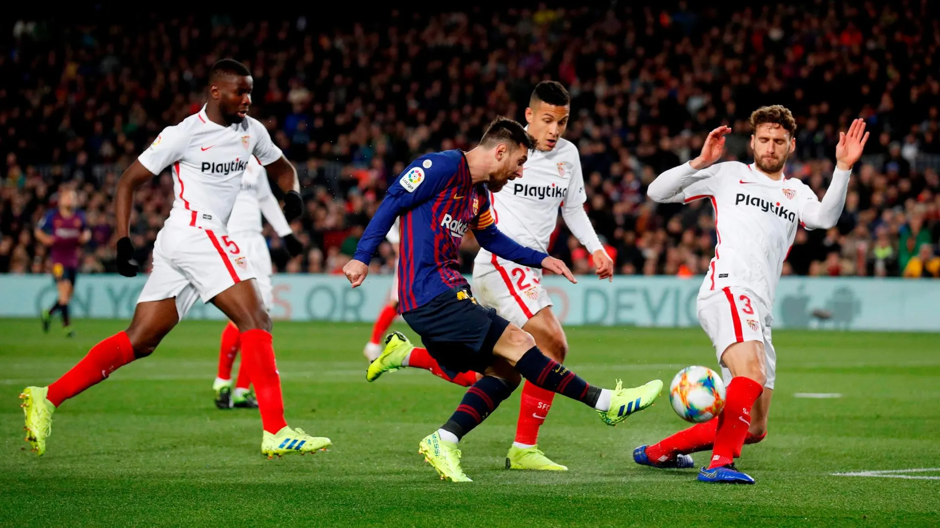 Messi trata de disparar en presencia de varios jugadores del Sevilla / Reuters