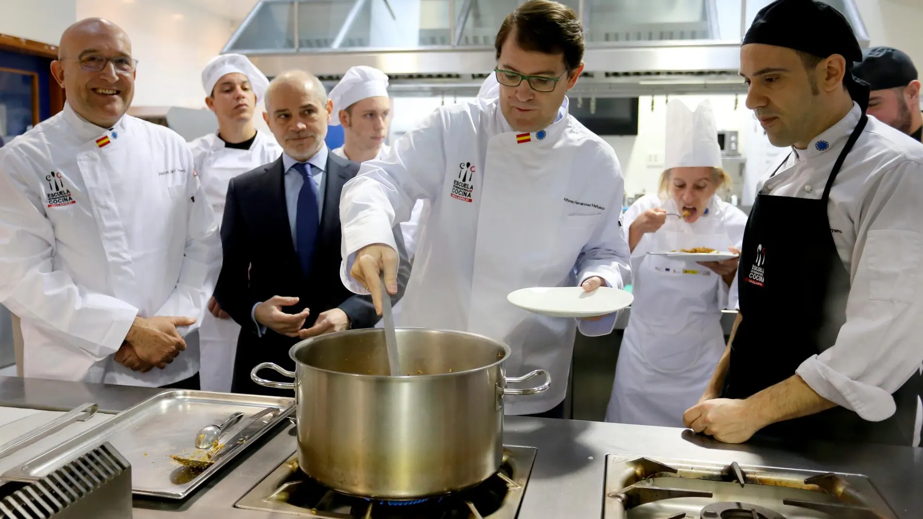 El presidente del PP de Castilla y León, Alfonso Fernández Mañueco, acompañado de Jesús Julio Carnero y Víctor Caramanza, visita la Escuela Internacional de Cocina de Valladolid