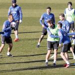 Danilo, con el balón, frente a Lucas Silva, Ronaldo y otros futbolistas en el entrenamiento de ayer