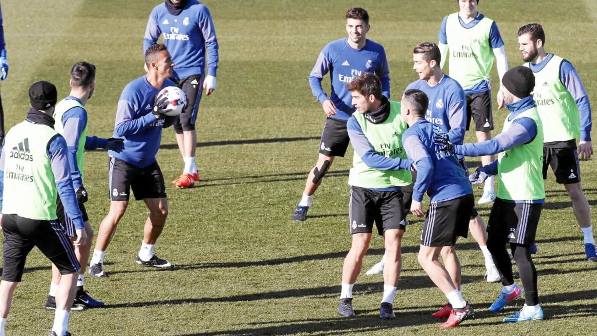 Danilo, con el balón, frente a Lucas Silva, Ronaldo y otros futbolistas en el entrenamiento de ayer