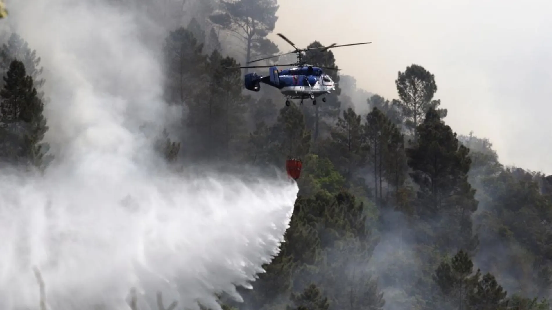 Imagen de las tareas de extinción de un incendio en Sober (Lugo) el pasado lunes