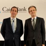 Gonzalo Cortázar, consejero delegado de Caixabank, y Jordi Gual, presidente de la entidad