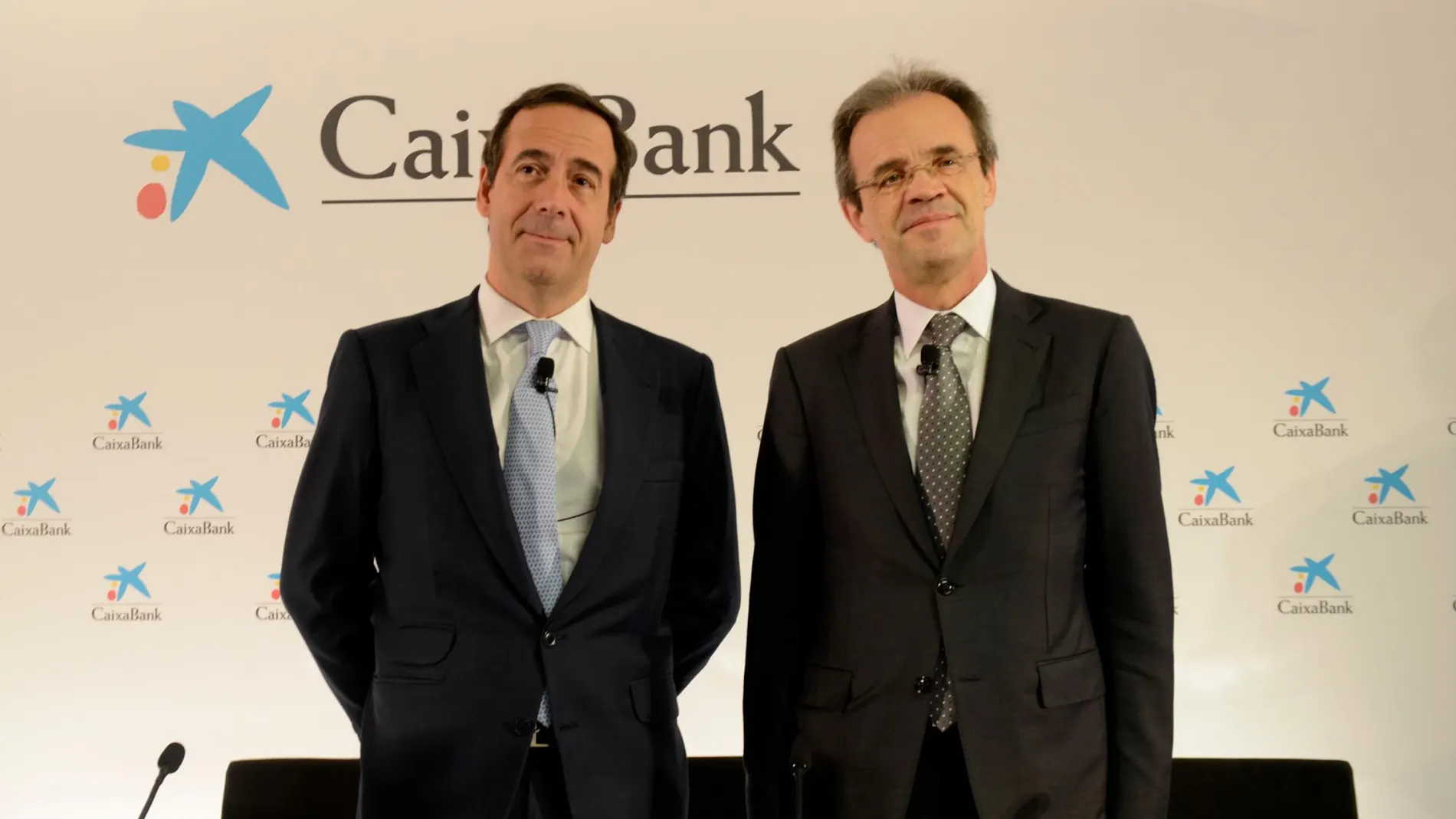 Gonzalo Cortázar, consejero delegado de Caixabank, y Jordi Gual, presidente de la entidad