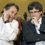 El expresidente catalán Artur Mas (i) y el actual, Carles Puigdemont (d