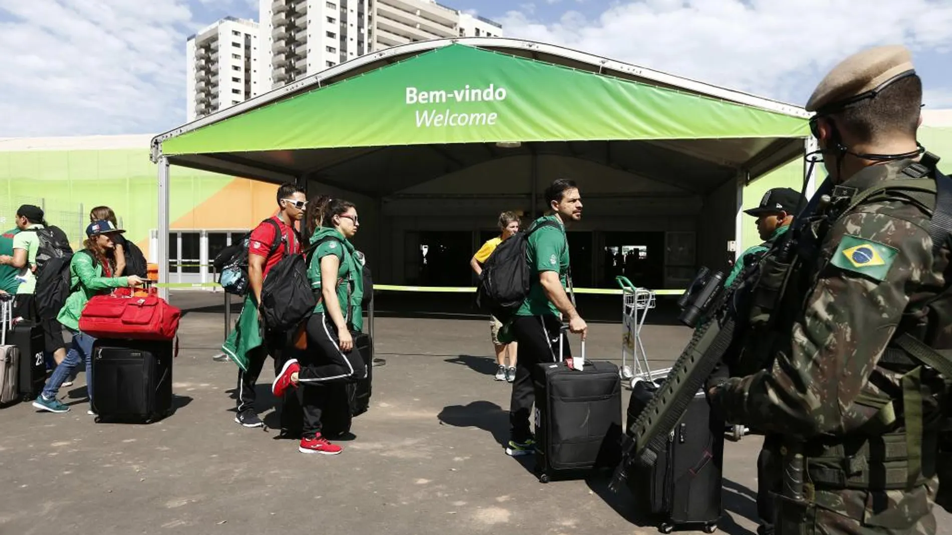 Soldados brasileños patrullan a la entrada de la Villa Olímpica.