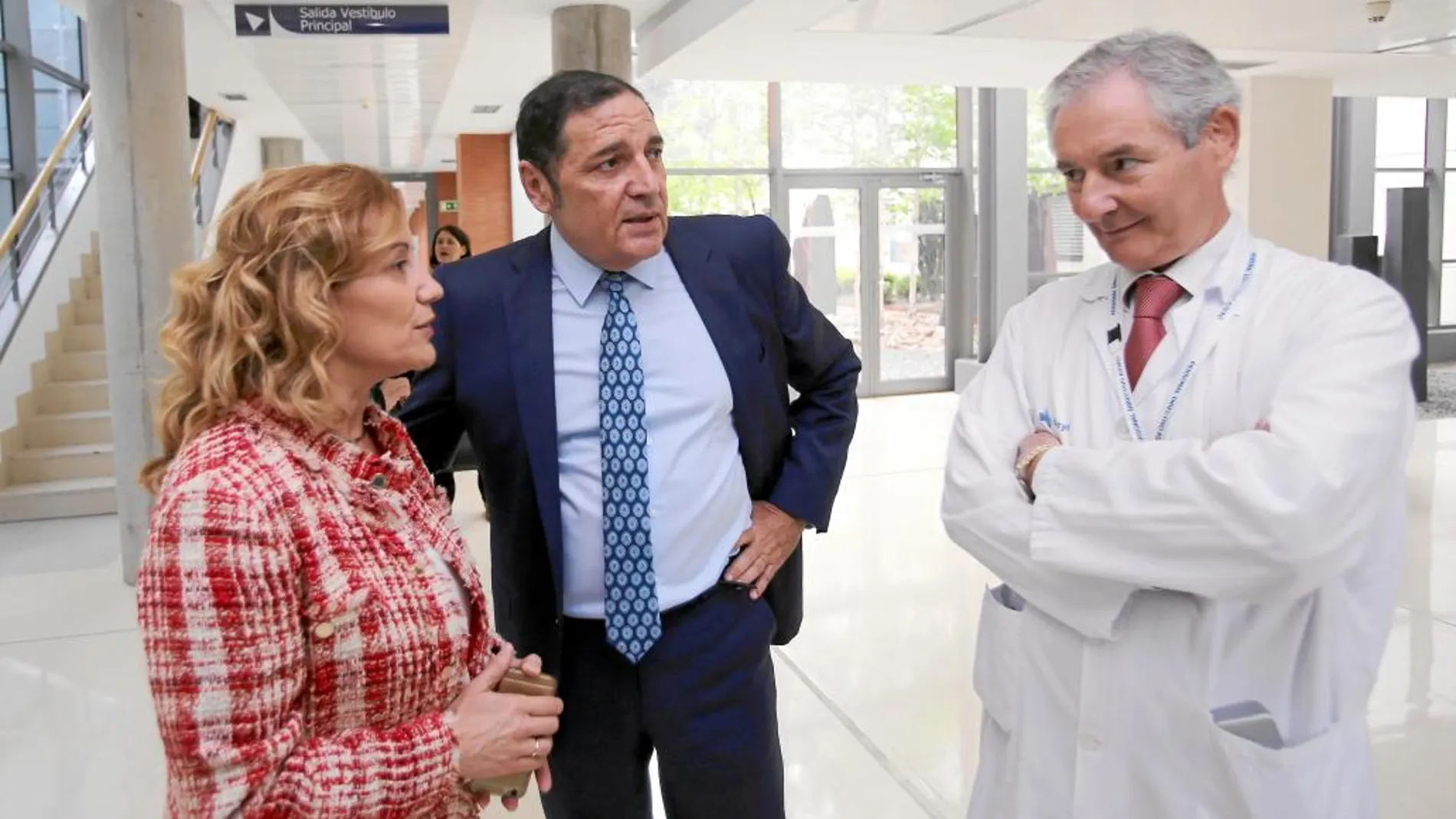 Sáez Aguado junto a José Miguel García, director médico del Rio Hortega, y Gloria Sánchez, jefa de Hepatología