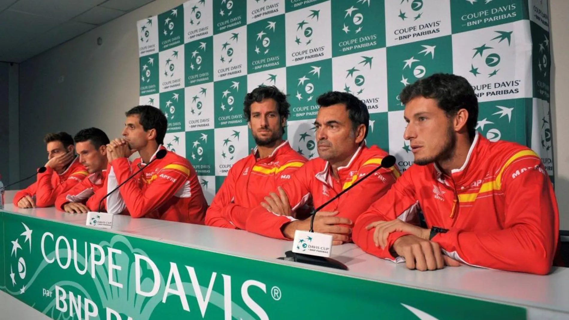 El capitán del equipo español de Copa Davis, Sergi Bruguera, junto Feliciano López, Pablo Carreño, Roberto Bautista y Albert Ramos/Foto: Efe