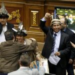 Julio Ygarza (i), Nirma Guarulla (c) and Romel Guzamana (d), celebran tras jurar sus cargos
