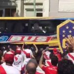 Hinchas de River lanzan objetos al autobús de Boca
