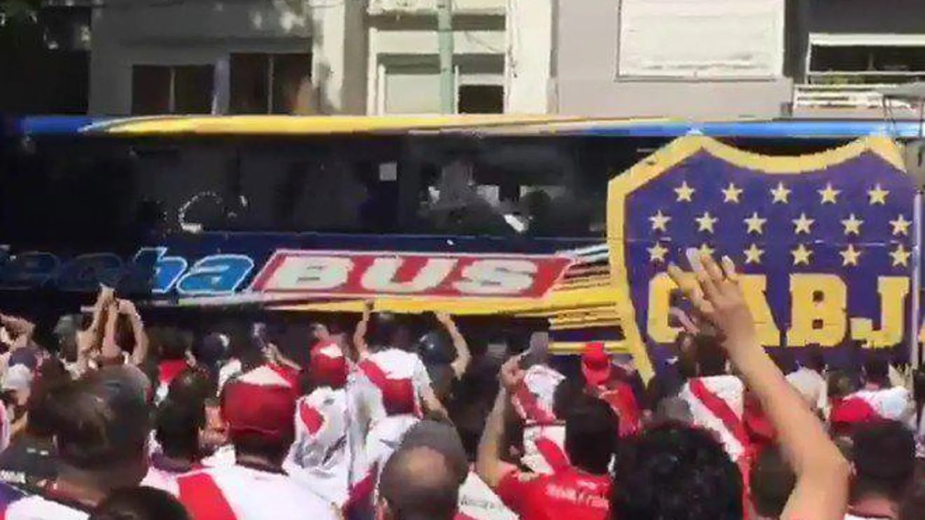 Hinchas de River lanzan objetos al autobús de Boca