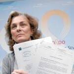 La concejal Lola de Pablo-Blanco muestra el recurso presentado