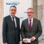 El director general de Fundación Naturgy, Martí Sola, junto al director general de Energía y Minas de la Junta, Ricardo González