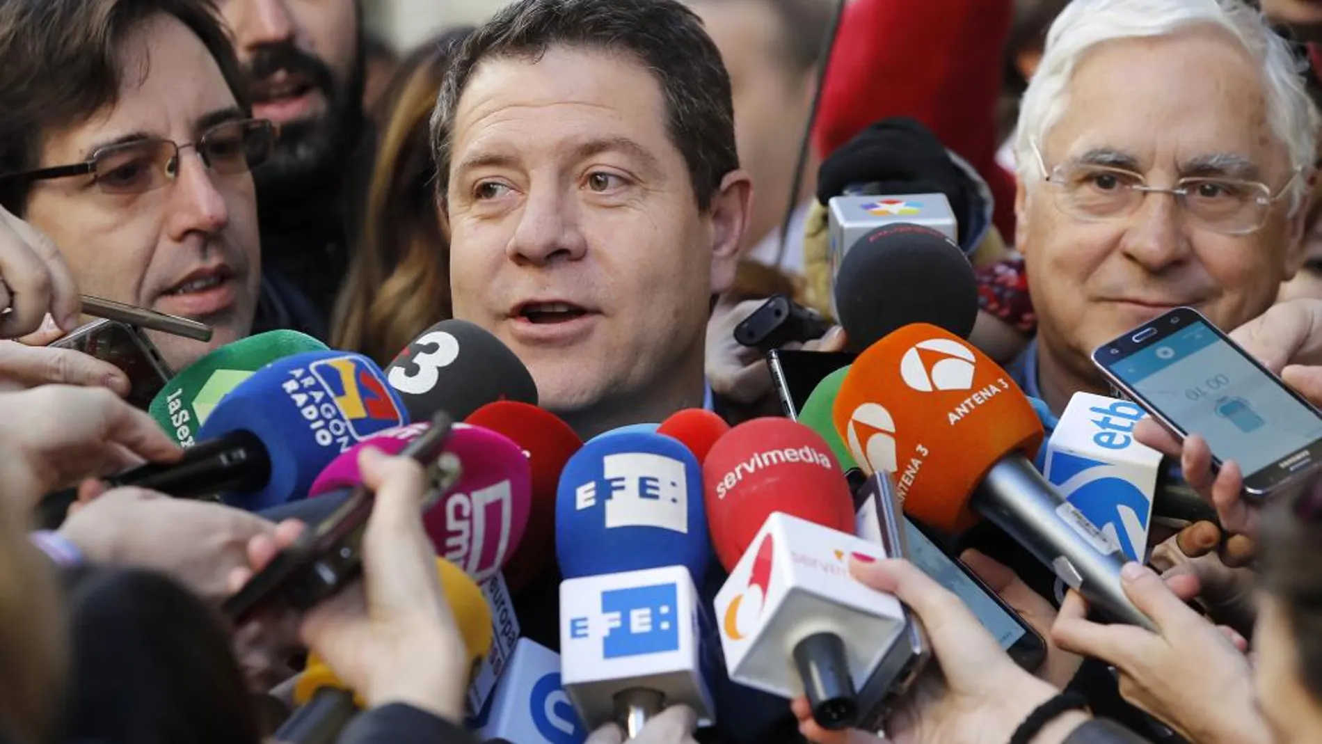 El líder del PSOE en Castilla-La Mancha, Emiliano García-Page, atiende a los medios a su llegada a la reunión que el Comité Federal.