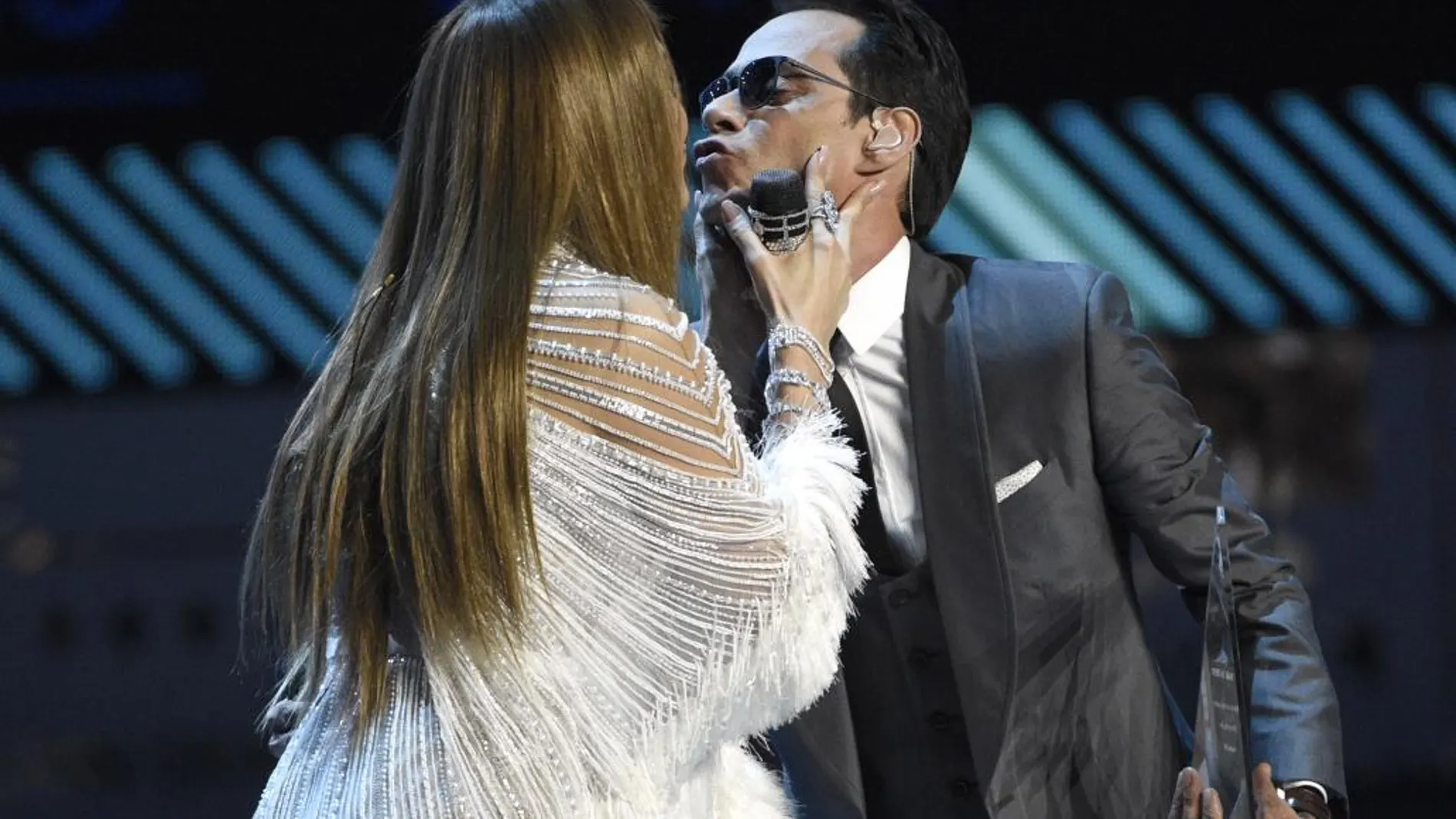 Beso de JLo a Marc Anthony