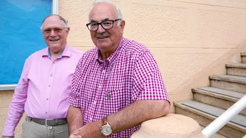 Quentin Kopp y Richard Blair, ayer en la Benjamin Franklin School, el Sanatorio Maurín durante la época en la que estuvo Orwell
